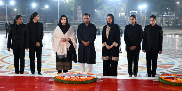 সপরিবারে শহীদ মিনারে প্রধানমন্ত্রী তারেক রহমানের শ্রদ্ধা