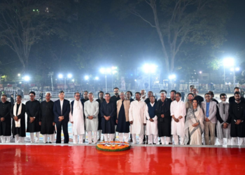 প্রধানমন্ত্রীর নেতৃত্বে শহীদ মিনারে মন্ত্রিপরিষদ সদস্যদের শ্রদ্ধা নিবেদন