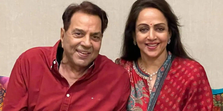 ধর্মেন্দ্রর পুরোনো সিনেমা দেখেই সময় কাটছে হেমা মালিনীর