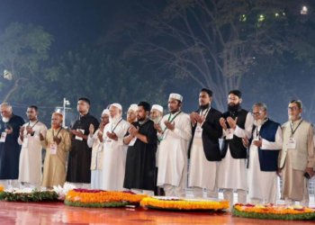 ইতিহাসে প্রথমবার: শহীদ মিনারে ফুল দিয়ে শ্রদ্ধা জানালেন জামায়াত আমির