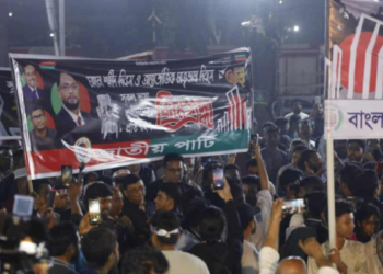 ব্যানার ও ফুল কেড়ে নিল এনসিপি, শ্রদ্ধা না জানিয়েই ফিরতে হলো জাপাকে
বিস্তারিত :
#news #banglaflow #বাংলাফ্লো