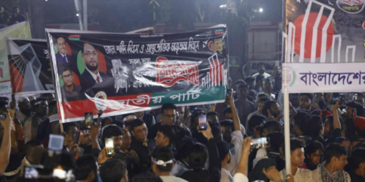 ব্যানার ও ফুল কেড়ে নিল এনসিপি, শ্রদ্ধা না জানিয়েই ফিরতে হলো জাপাকে
বিস্তারিত :
#news #banglaflow #বাংলাফ্লো