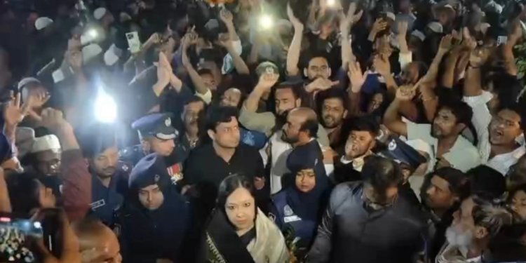 শ্রদ্ধা জানাতে গিয়ে রুমিন ফারহানাকে বিএনপি নেতাকর্মীদের বাধা