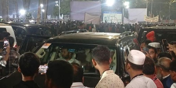 শহিদ মিনারে জামায়াত আমিরকে দেখে ‘রাজাকার’ স্লোগান