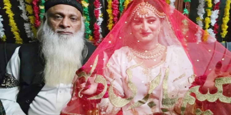 ৭০-এর বৃদ্ধের প্রেমে মজে বিয়ে করলেন ২২ বছরের তরুণী