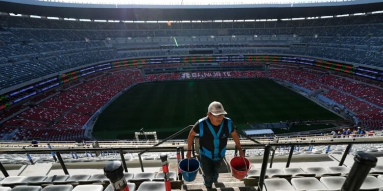 বিশ্বকাপের ভেন্যু উন্মুক্ত করার দিনেই প্রাণ গেল সমর্থকের