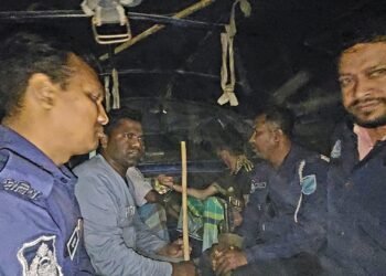 পুলিশকে কা/ম/ড়ে হ্যান্ডকাফসহ আ/সা/মী ছিন/তা/ই