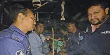 পুলিশকে কা/ম/ড়ে হ্যান্ডকাফসহ আ/সা/মী ছিন/তা/ই