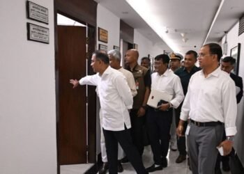 পায়ে হেঁটে একাধিক মন্ত্রণালয় পরিদর্শন করলেন প্রধানমন্ত্রী