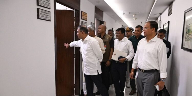 পায়ে হেঁটে একাধিক মন্ত্রণালয় পরিদর্শন করলেন প্রধানমন্ত্রী