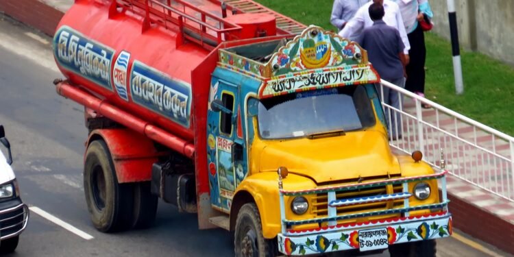 ৩ শ্রমিকের কারাদন্ডের জেরে উত্তরের ৮ জেলায় জ্বালানি তেল সরবরাহ বন্ধ