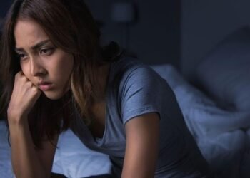 হরমোনের ওঠানামা থেকে মানসিক চাপ: ঘুমের মধ্যে ঘাম হওয়ার কারণগুলো কী?