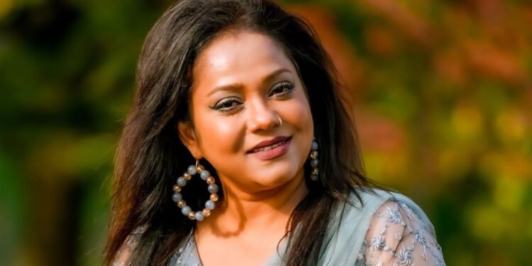 গাড়িচালকের সঙ্গে পরকীয়ার অভিযোগ, রবি চৌধুরীকে কড়া জবাব ডলি সায়ন্তনীর