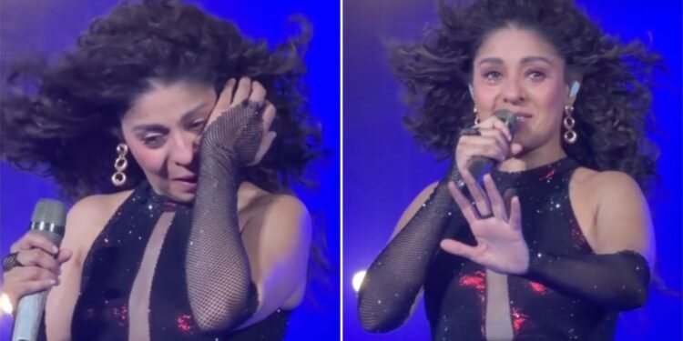 কনসার্টের মাঝপথে হঠাৎ কান্নায় ভেঙে পড়লেন সুনিধি চৌহান