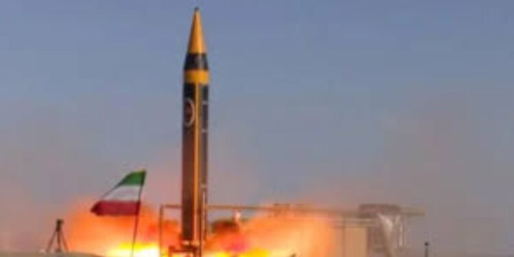 প্রথমবারের মতো 'কদর' ক্ষেপণাস্ত্রে গুচ্ছ বোমা ব্যবহার করল ইরান