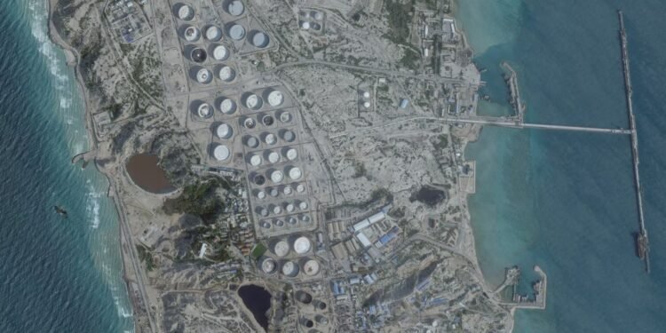 ইরানের অর্থনীতির মেরুদণ্ড 'নিষিদ্ধ দ্বীপ' খার্গ, যেখান থেকে যায় ৯০% তেল