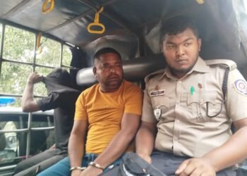 দোতলা থেকে রশিতে ইয়াবা বিক্রি, বরিশালে বিএনপি নেতা গ্রেপ্তার