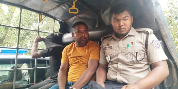 দোতলা থেকে রশিতে ইয়াবা বিক্রি, বরিশালে বিএনপি নেতা গ্রেপ্তার