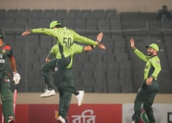 বৃষ্টিবিঘ্নিত দ্বিতীয় ওয়ানডেতে বাংলাদেশের বড় হার