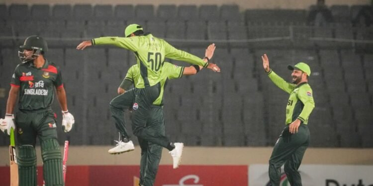 বৃষ্টিবিঘ্নিত দ্বিতীয় ওয়ানডেতে বাংলাদেশের বড় হার