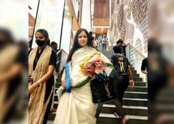 আড়ংয়ে ‘ফ্রি ব্যাগ’ না পেয়ে ক্ষুব্ধ রুমিন ফারহানা