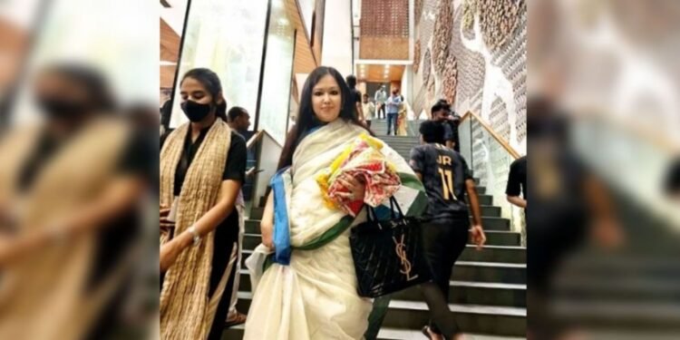 আড়ংয়ে ‘ফ্রি ব্যাগ’ না পেয়ে ক্ষুব্ধ রুমিন ফারহানা