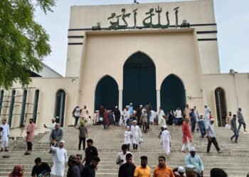 বৃষ্টি উপেক্ষা করে বায়তুল মোকাররমে জুমাতুল বিদা আদায় করলেন হাজারো মুসল্লি