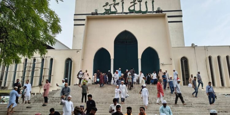 বৃষ্টি উপেক্ষা করে বায়তুল মোকাররমে জুমাতুল বিদা আদায় করলেন হাজারো মুসল্লি