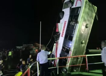 নদীর ৯০ ফিট নিচ থেকে বাস ও ১৪ জনের মরদেহ উদ্ধার