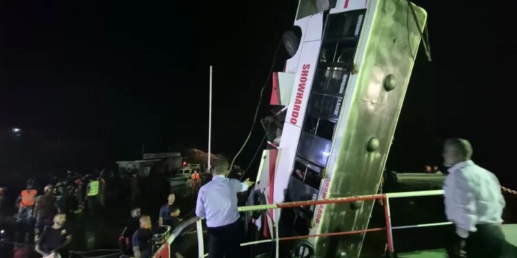 নদীর ৯০ ফিট নিচ থেকে বাস ও ১৪ জনের মরদেহ উদ্ধার