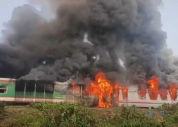 সীতাকুণ্ডে ঢাকাগামী 'চট্টলা এক্সপ্রেস' ট্রেনে আগুন