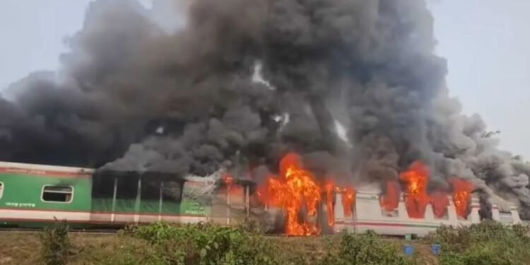 সীতাকুণ্ডে ঢাকাগামী 'চট্টলা এক্সপ্রেস' ট্রেনে আগুন