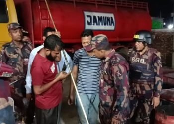 ‘তেল নেই’ বলে পাম্প বন্ধ, ভেতরে ৩৪ হাজার লিটার তেল জব্দ করলো বিজিবি
বিস্তারিত: 
#news #banglaflow #বাংলাফ্লো