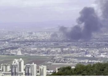 ইরানের ক্ষেপণাস্ত্র হামলায় ইসরায়েলে তেল শোধনাগারে ভয়াবহ আগুন