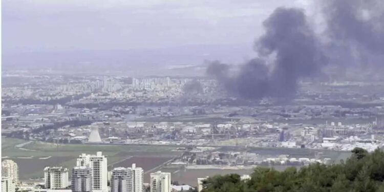 ইরানের ক্ষেপণাস্ত্র হামলায় ইসরায়েলে তেল শোধনাগারে ভয়াবহ আগুন