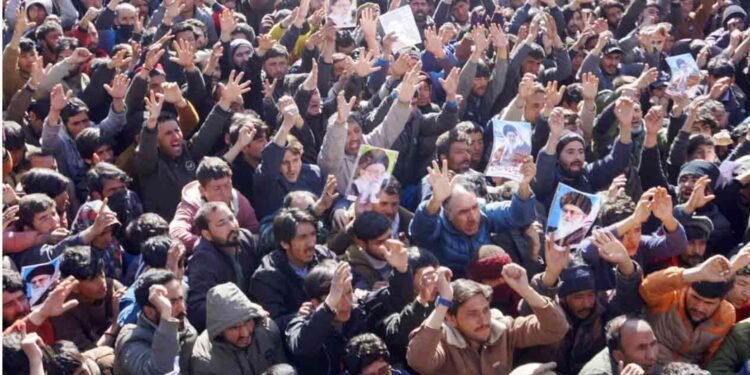 পাকিস্তানে বিক্ষোভ থেকে মার্কিন কনস্যুলেটে হামলায় নিহত ৯