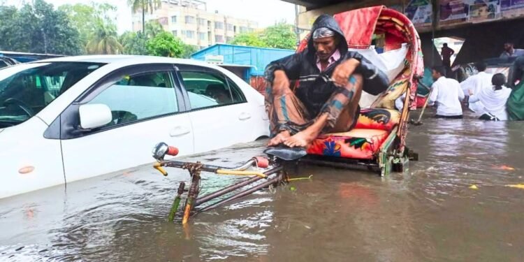 কয়েক ঘণ্টার বৃষ্টিতেই ডুবল চট্টগ্রাম নগরী