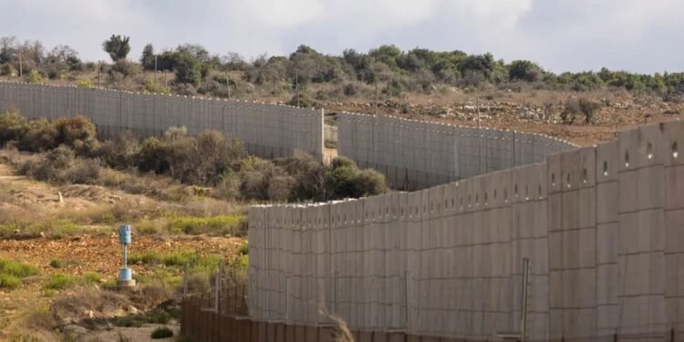 ইসরায়েল-হিজবুল্লাহ সম্ভাব্য তীব্র সংঘর্ষের আগেই নিরাপদ আশ্রয়ে লেবানন