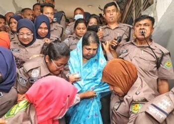 ভিড়ের মধ্যে সিঁড়িতে সাবেক স্পিকারের ভারসাম্য হারানোর ঘটনা নিয়ে চাঞ্চল্য