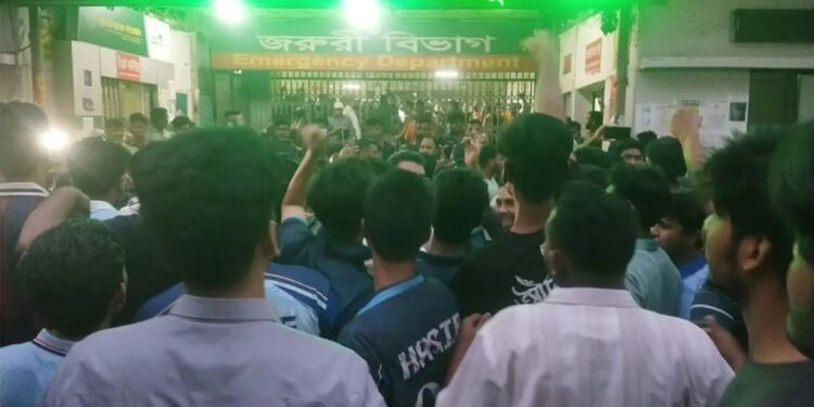 ঢামেক চিকিৎসক ও ঢাবি শিক্ষার্থীদের মধ্যে হাতাহাতি