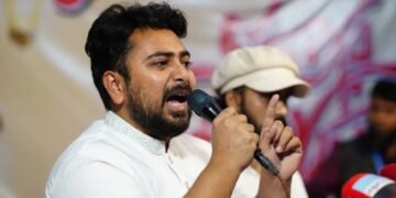 পরবর্তী আন্দোলনে বুক পেতে প্রথমে গুলি নেওয়ার প্রতিশ্রুতি নাহিদ ইসলামের