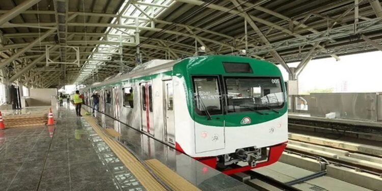 দুর্ঘটনা এড়াতে প্রায় ১৫ মিনিট বন্ধ রাখা হয় মেট্রোরেল চলাচল