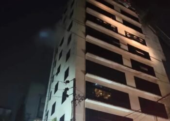 বনানীতে ১১তলা ভবনের কাপড়ের গোডাউনে অগ্নিকাণ্ড