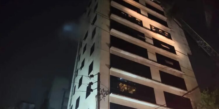 বনানীতে ১১তলা ভবনের কাপড়ের গোডাউনে অগ্নিকাণ্ড