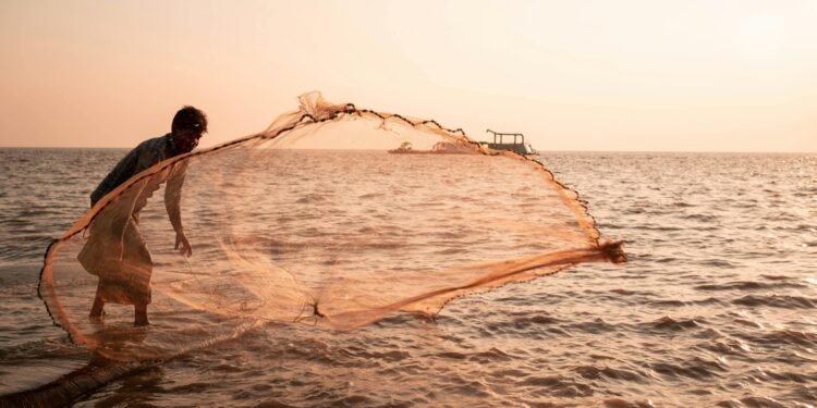 আজ মধ্যরাত থেকে ১১ জুন পর্যন্ত মাছ ধরায় নিষেধাজ্ঞা
