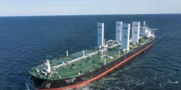 ট্রাম্পের কড়া অবরোধ উপেক্ষা করে পারস্য উপসাগরে ঢুকল দ্বিতীয় সুপারট্যাঙ্কার!