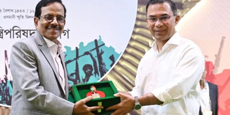 প্রধানমন্ত্রীর হাত থেকে ‘স্বাধীনতা পুরস্কার-২০২৬’ গ্রহণ করলেন হানিফ সংকেত