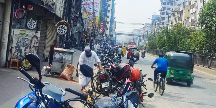 টানা তিন দিন পাম্পে ঘুরেও তেল পাননি অনেকে, চরম ভোগান্তিতে বাইক চালকরা