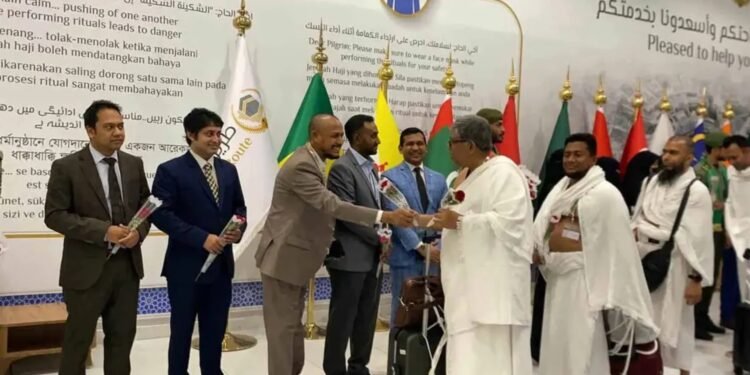 সৌদি আরবে পৌঁছাল বাংলাদেশের প্রথম হজ ফ্লাইটের ৪১৯ জন যাত্রী