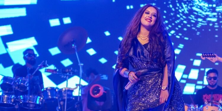 প্রথমবার মালয়েশিয়ায় গাইবেন ঐশী